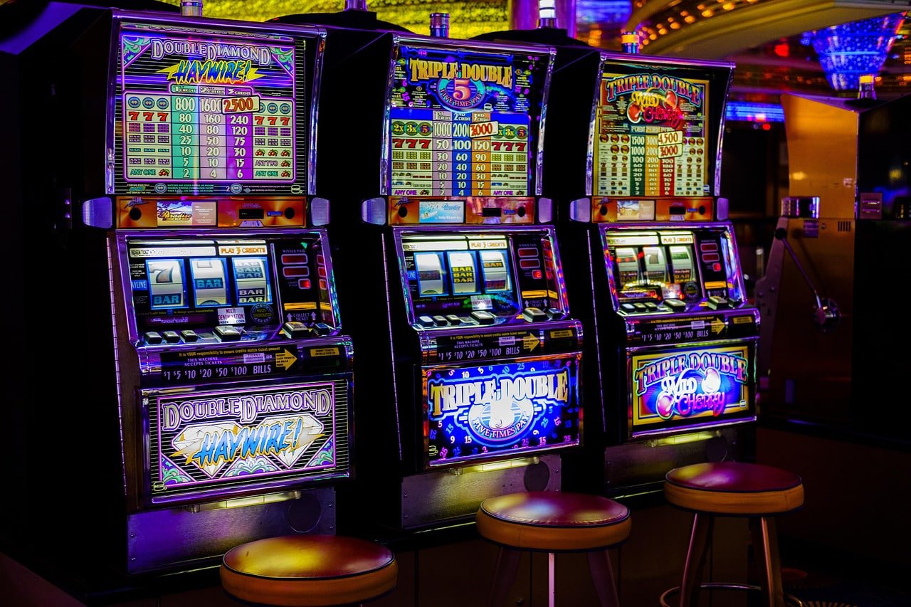Online bingo game room on plus777 app showing numbered cards and draw display